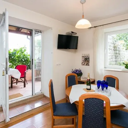 Lotea - Two-bedroom With Terrace 챠브타트